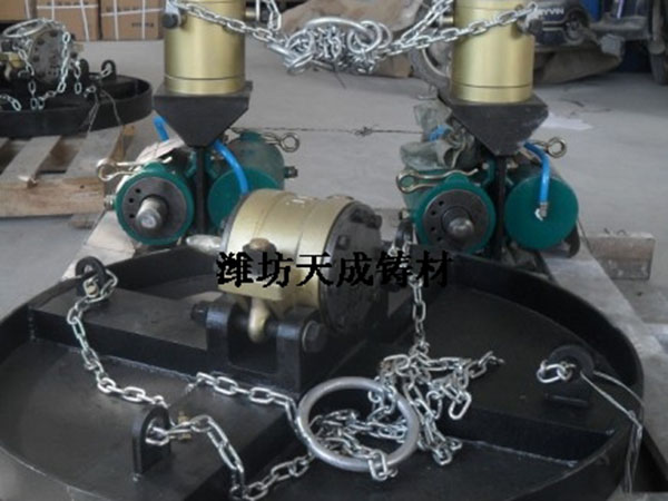 2-5噸氣動(dòng)筑爐機(jī)（發(fā)貨現(xiàn)場(chǎng)）.jpg